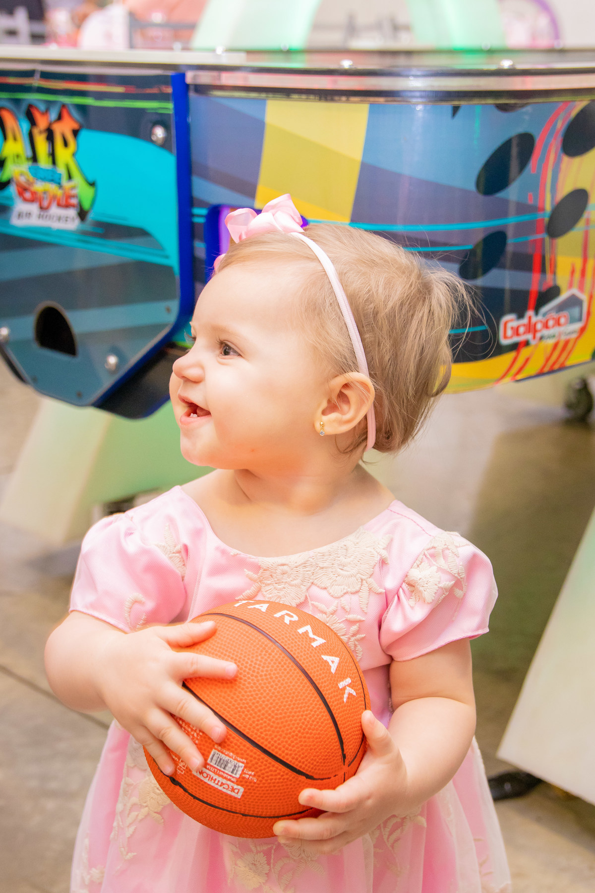 Aniversariante jogando basquete