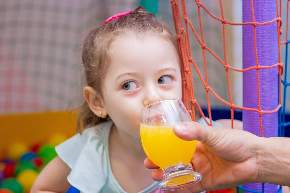 Menina tomando suco em aniversário