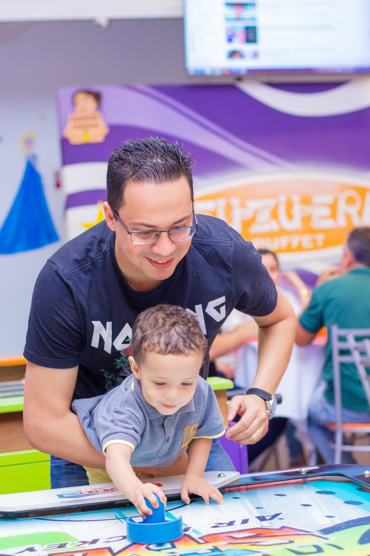 pai e filho no air hockey