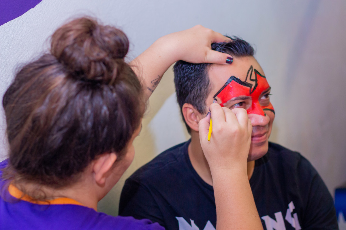 adulto fazendo pintura artística