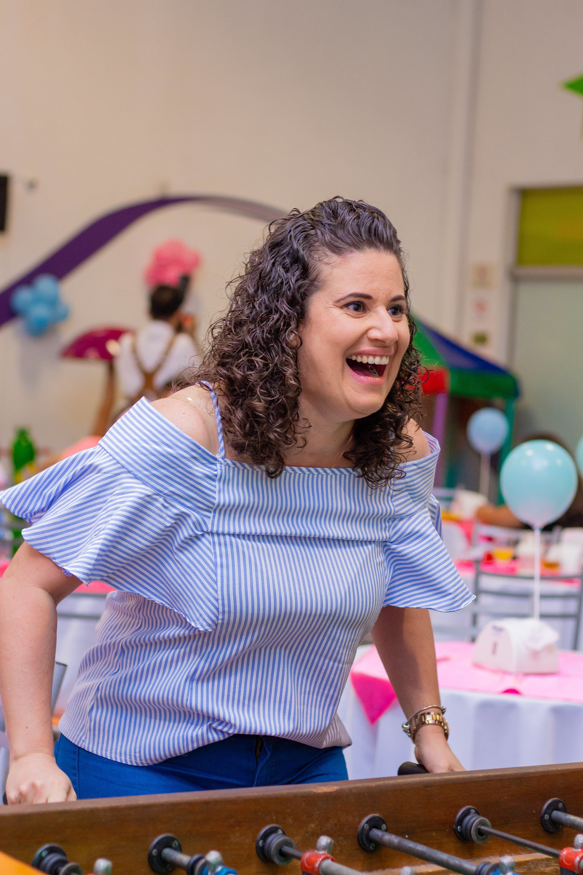 mãe jogando pebolim em aniversário