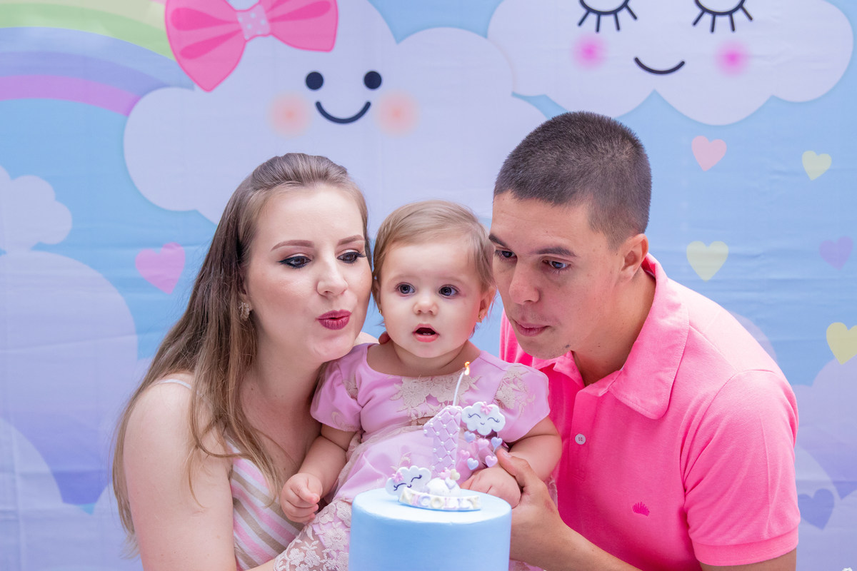 Aniversariante assoprando as velinhas