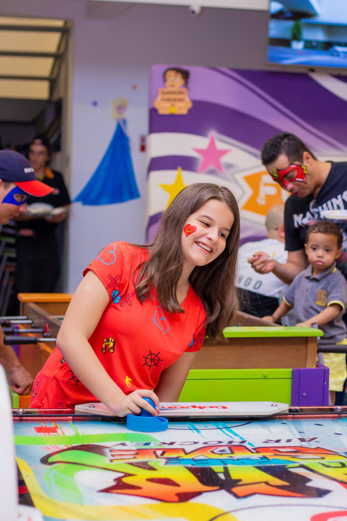 criança brincando em aniversário