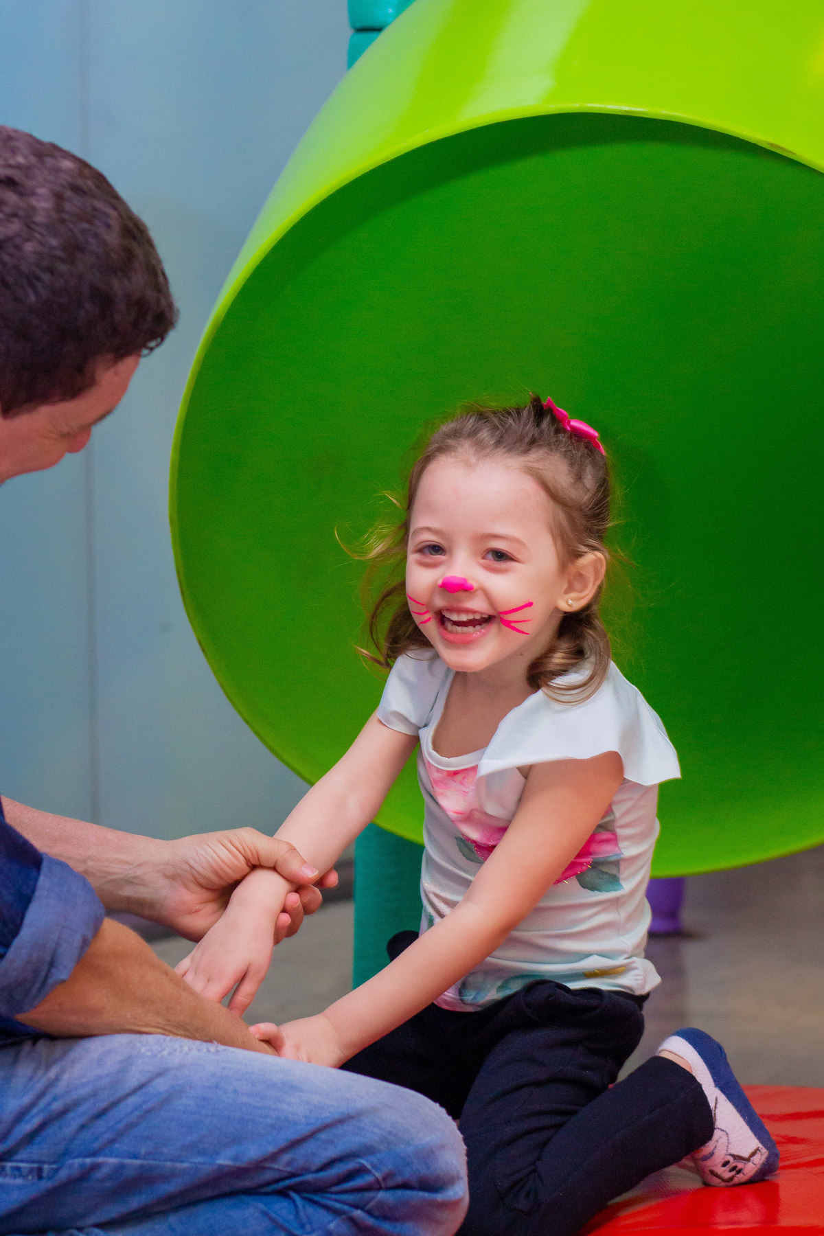 menininha descendo pelo escorregador