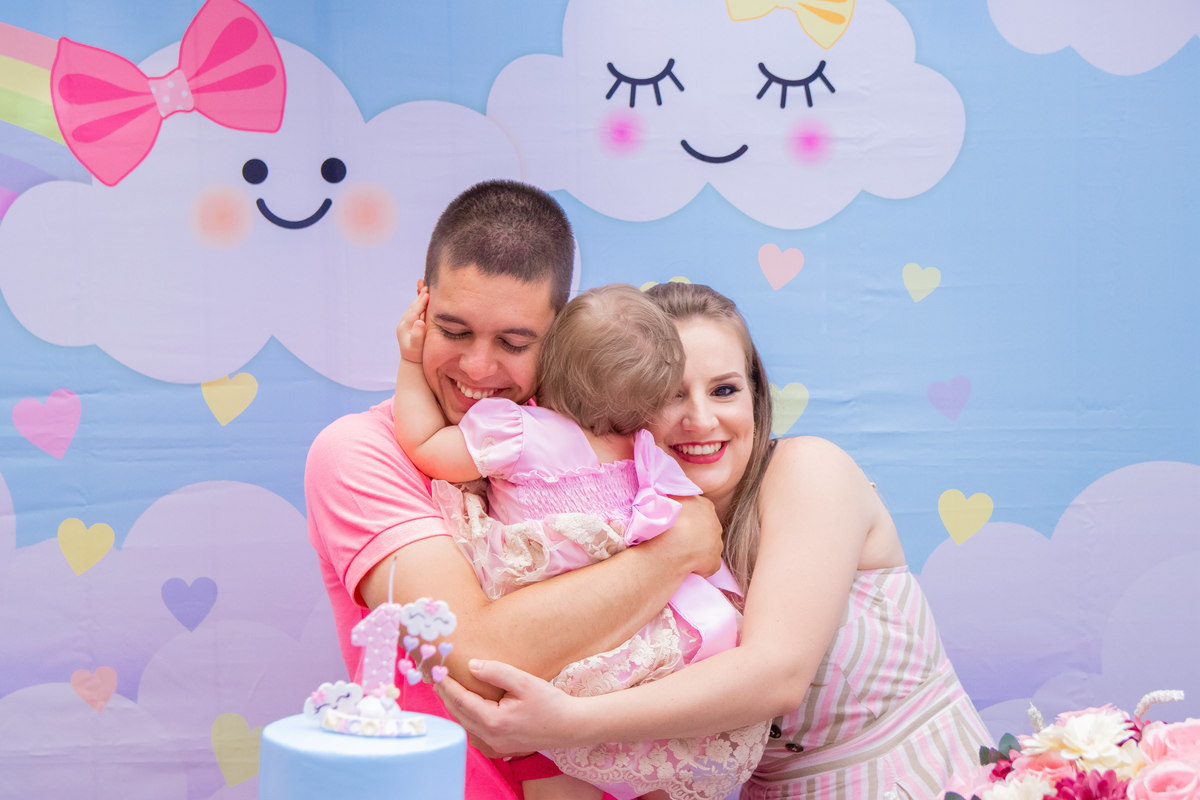 pais abraçando a Aniversariante