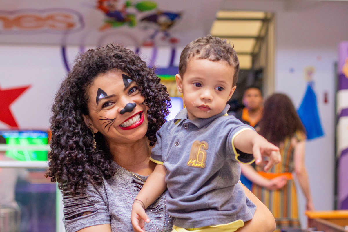 mãe e filho posando para a foto