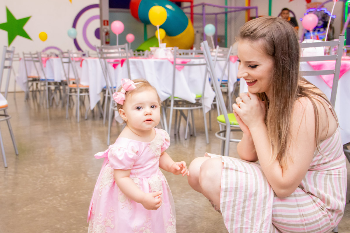 mãe e Aniversariante sorrindo