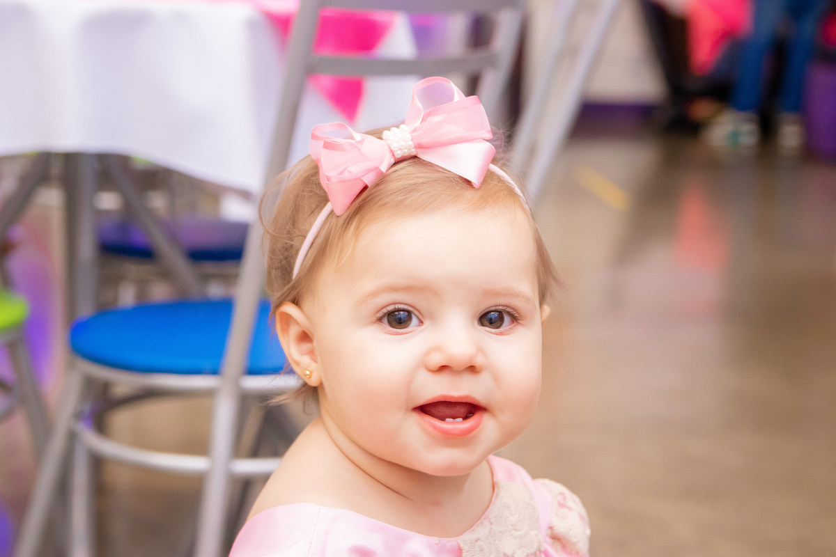 Aniversariante sorrindo em sua festa
