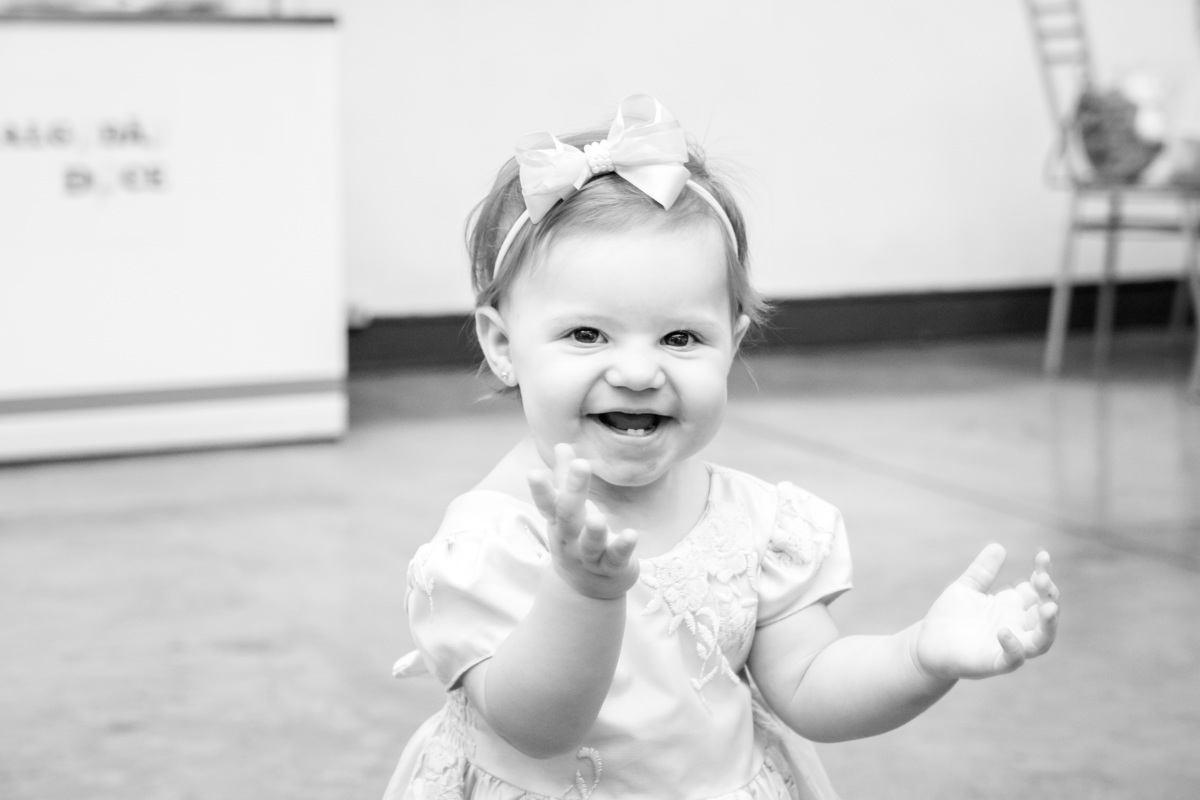 Aniversariante gargalhando em sua festa