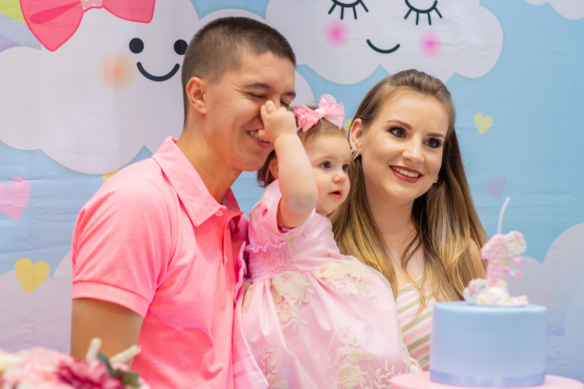 Aniversariante apertando o nariz do seu pai 