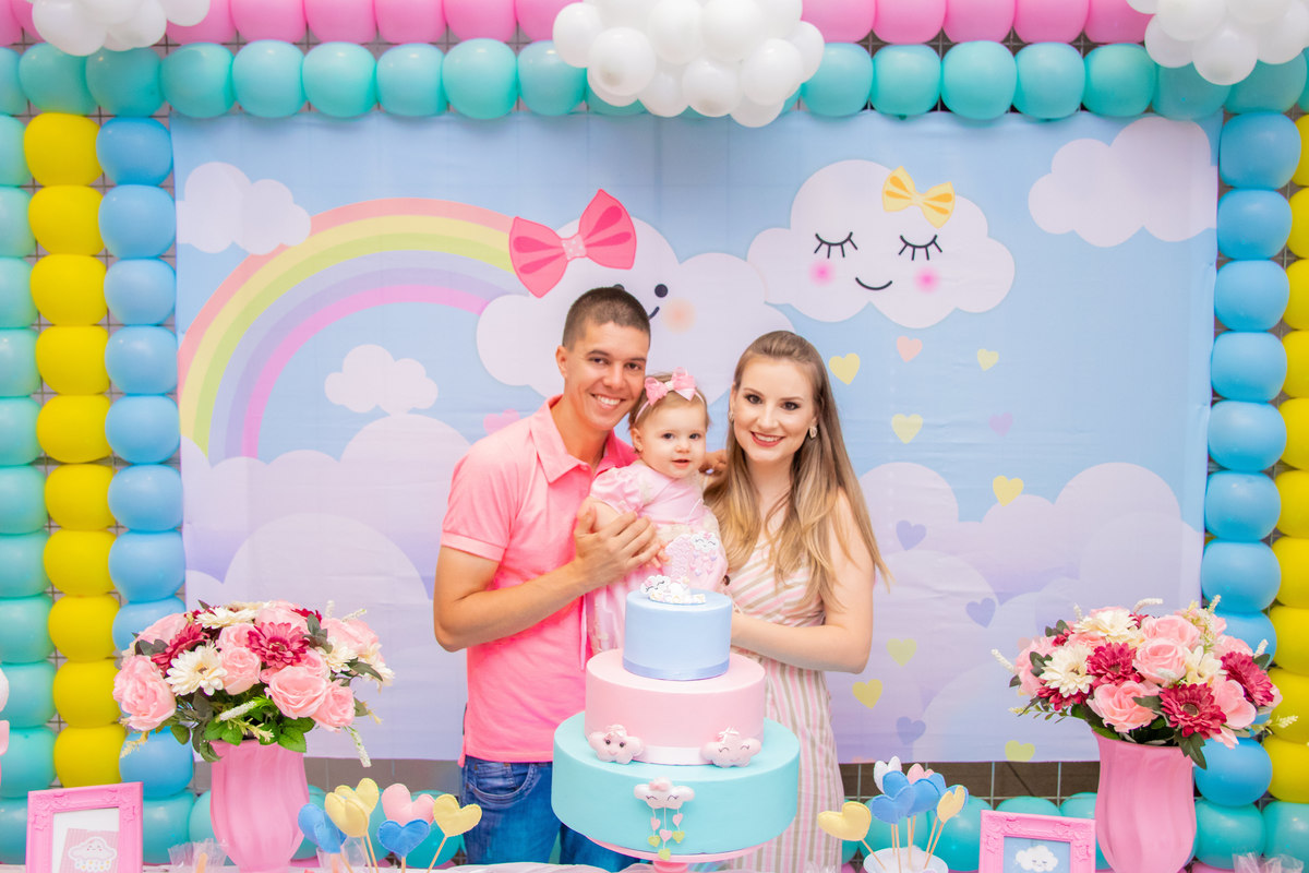 foto com os pais na mesa do bolo