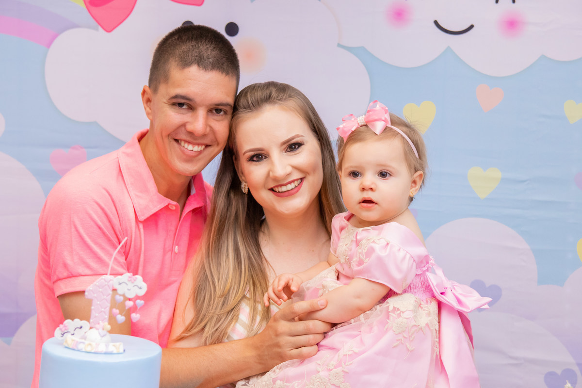 Aniversariante e sua família na mesa do bolo