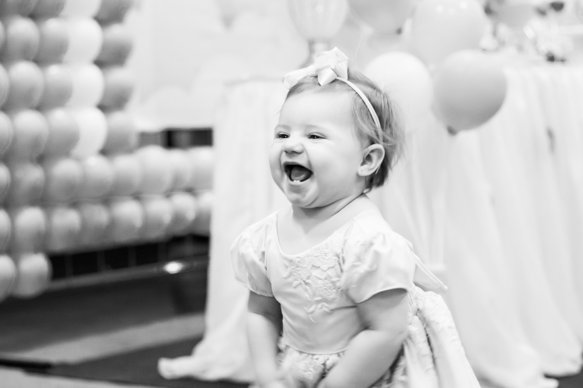 Aniversariante rindo em seu aniversário