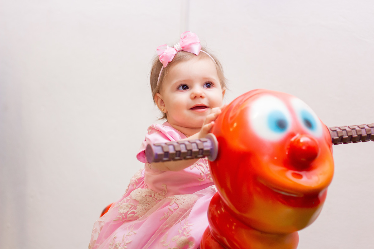 Aniversariante brincando no gira gira