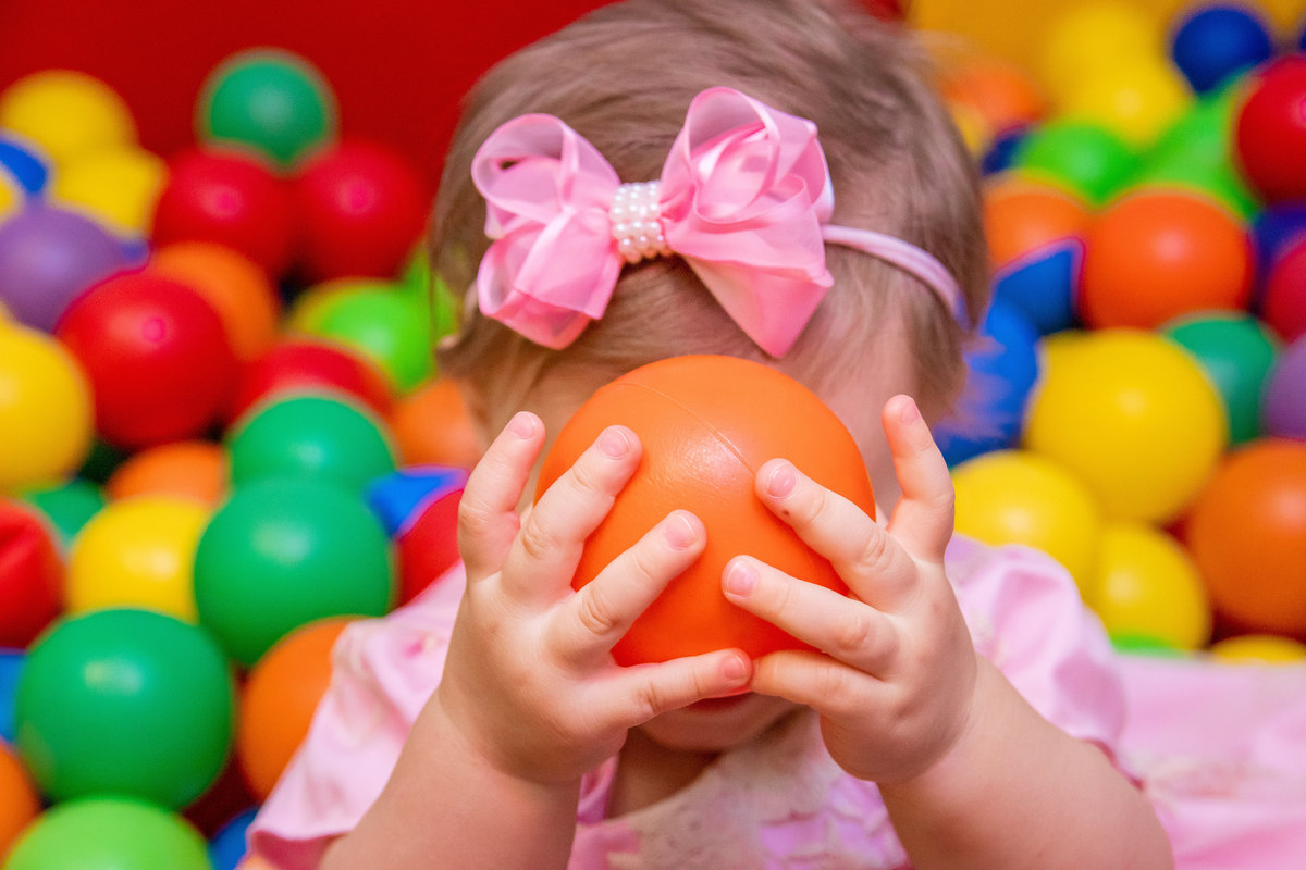 Aniversariante se escondendo na piscina de bolinhas