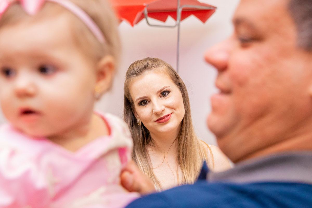 mãe olhando para a filha em aniversário