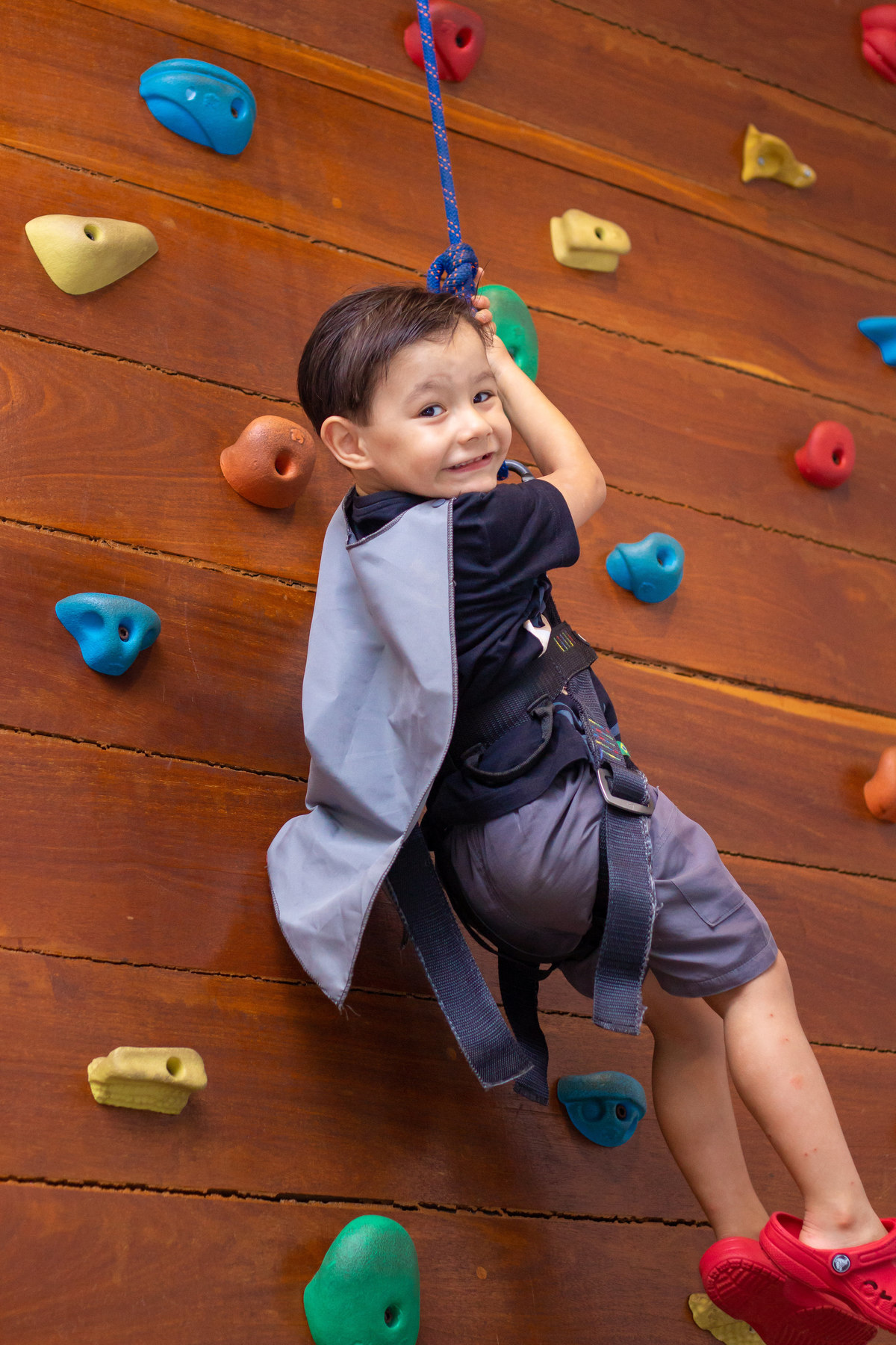Menino brincando de escalar em aniversário