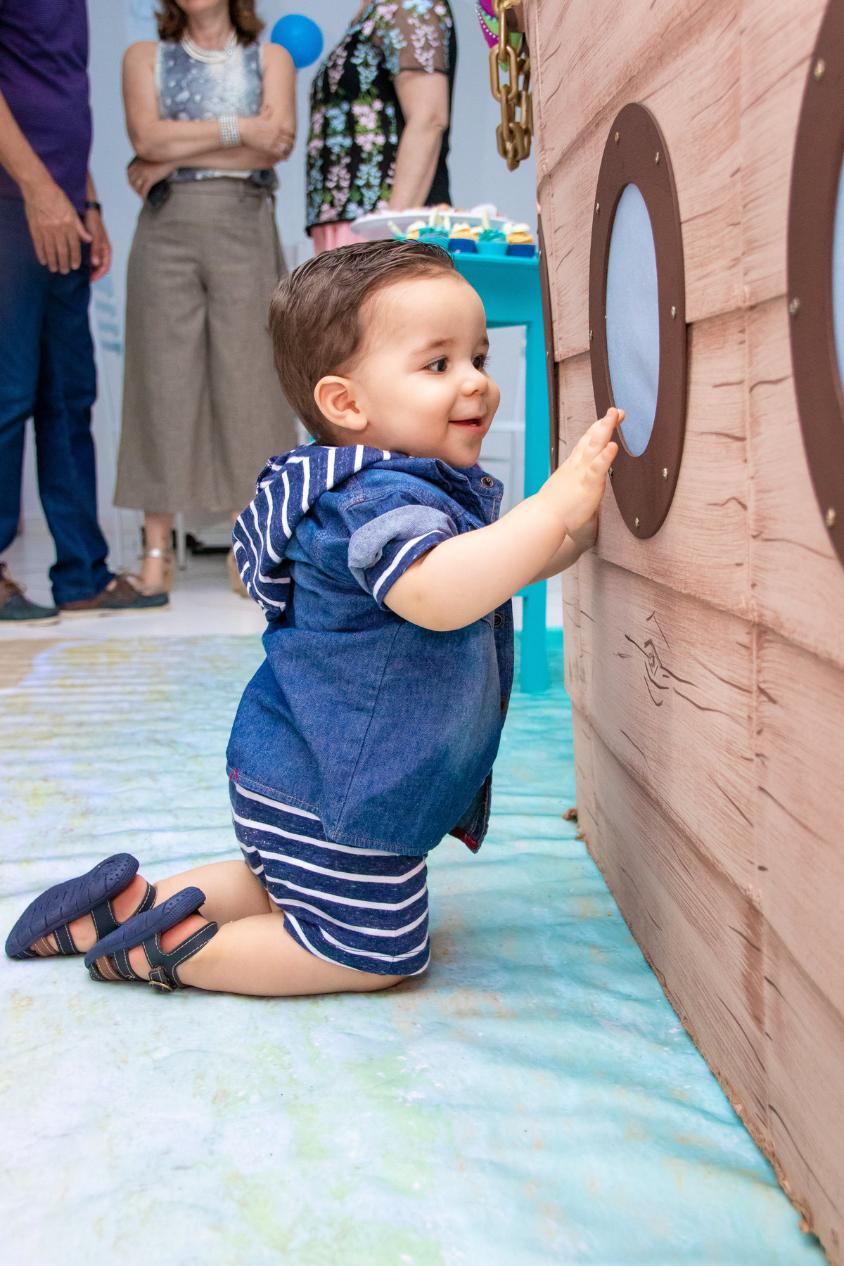 Aniversariante brincando com o barco em aniversário