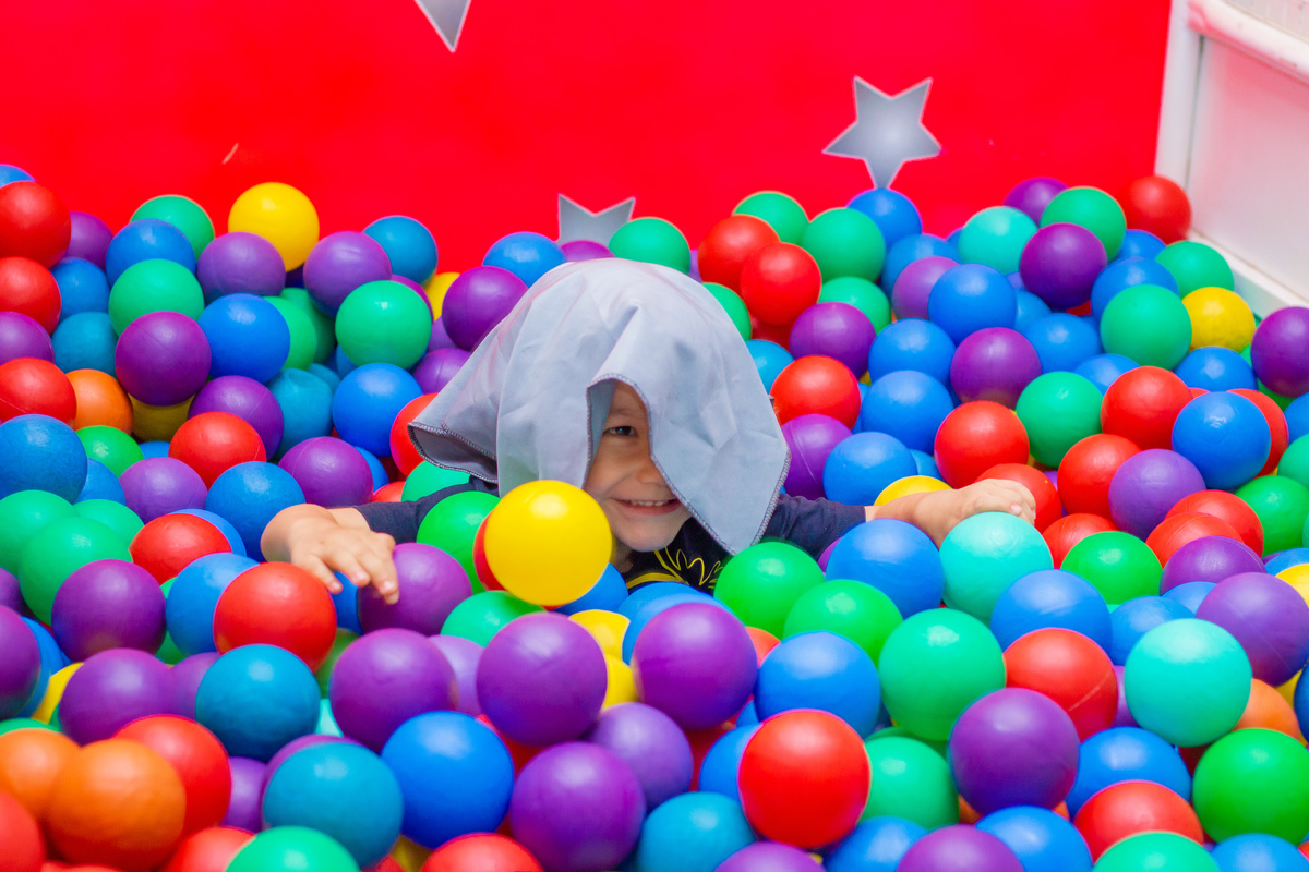 criança brincando de se esconder em aniversário