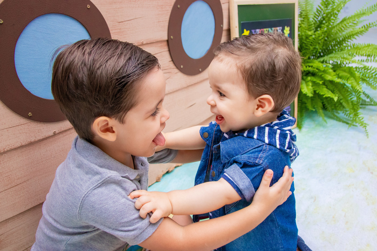 Aniversariante e primo brincando