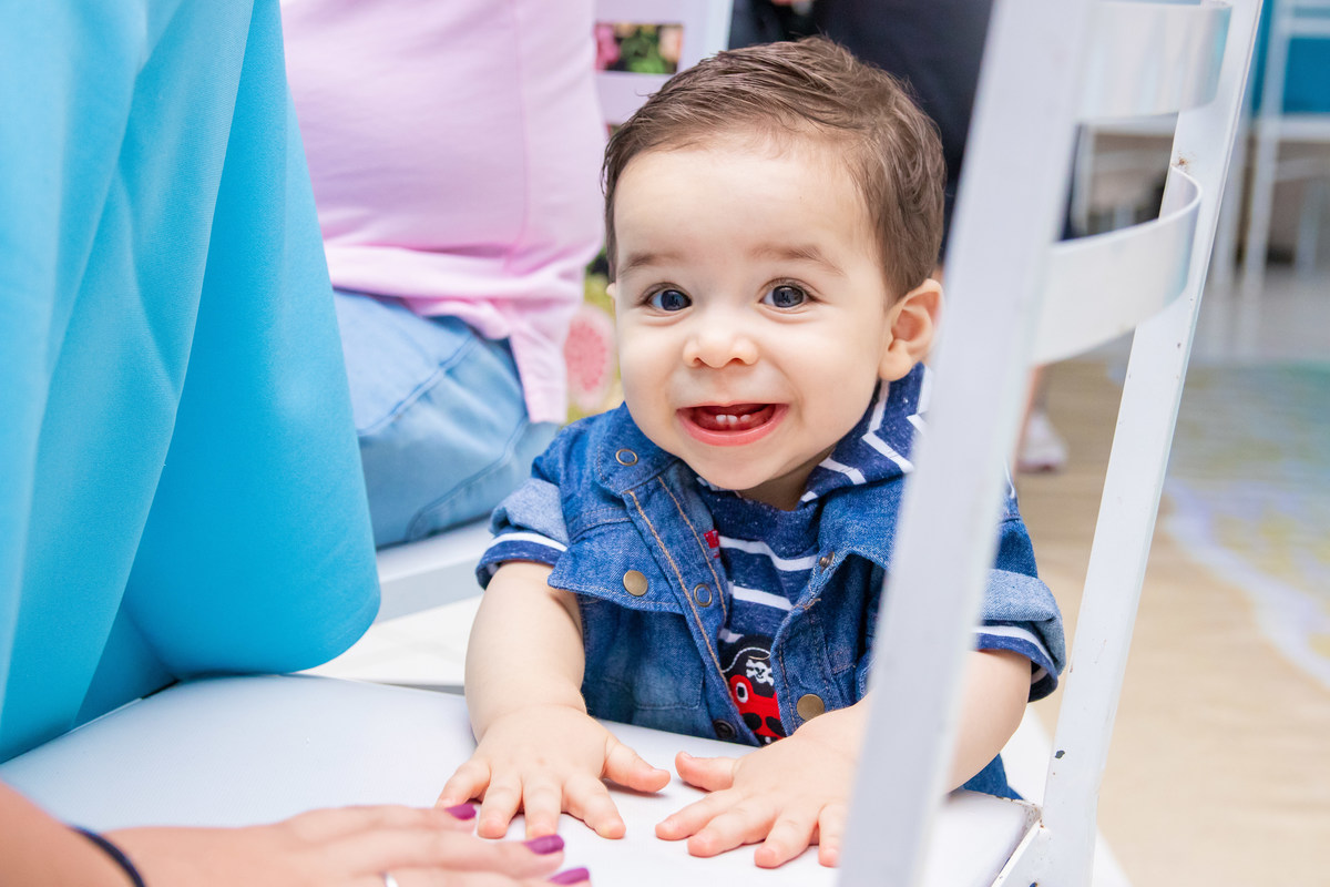 Aniversariante brincando em sua festa