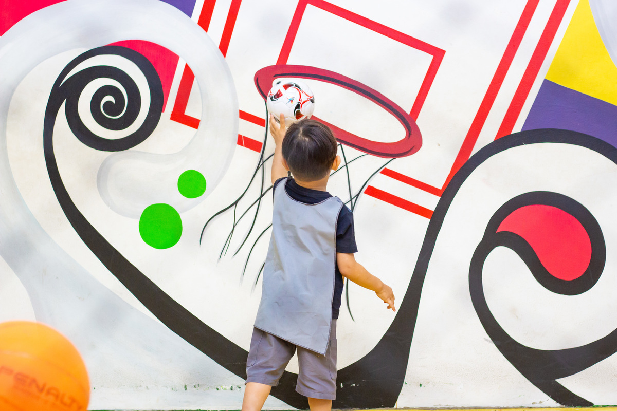 criança brincando de basquete