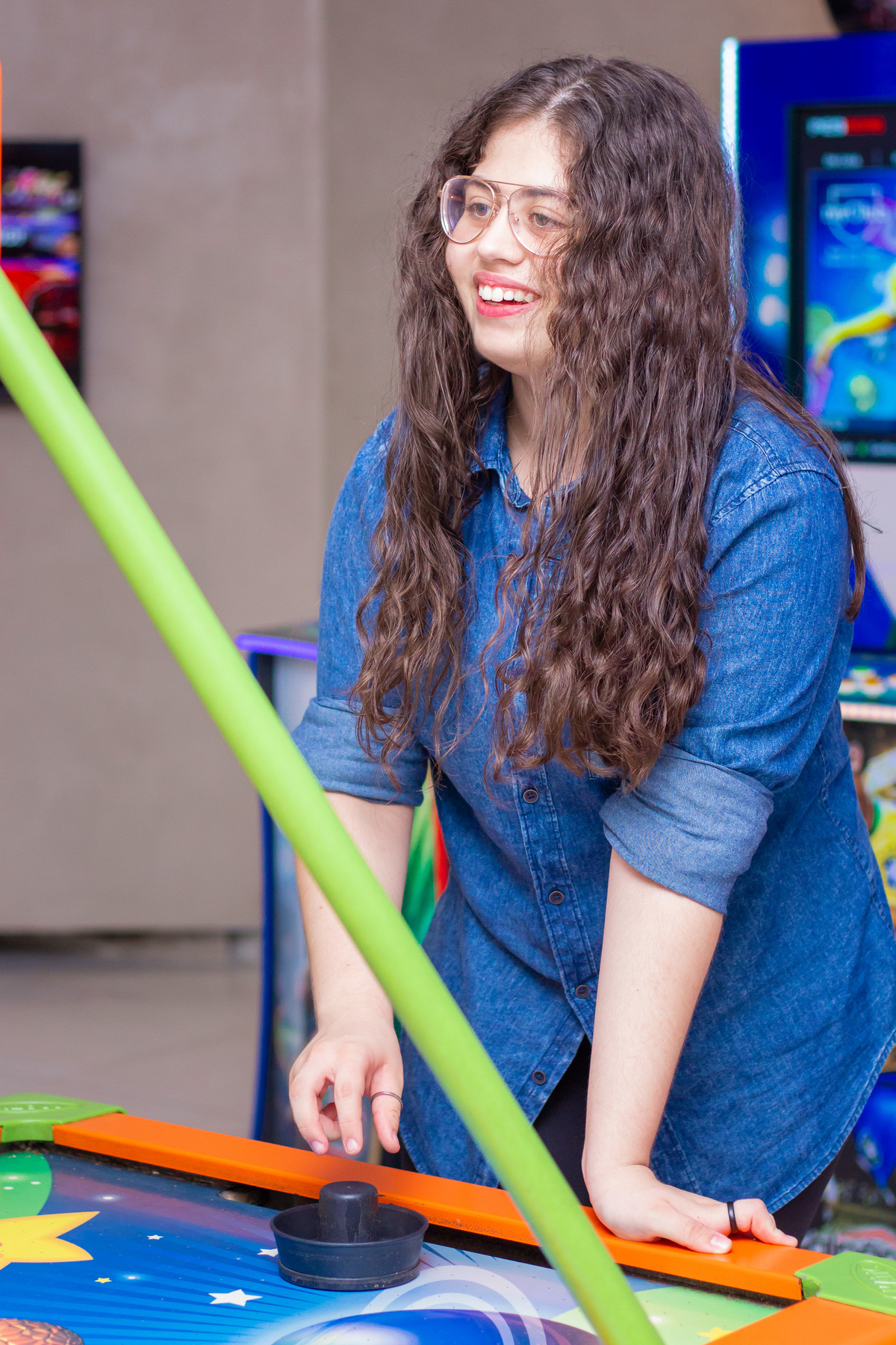 adolescente brincando de air hockey