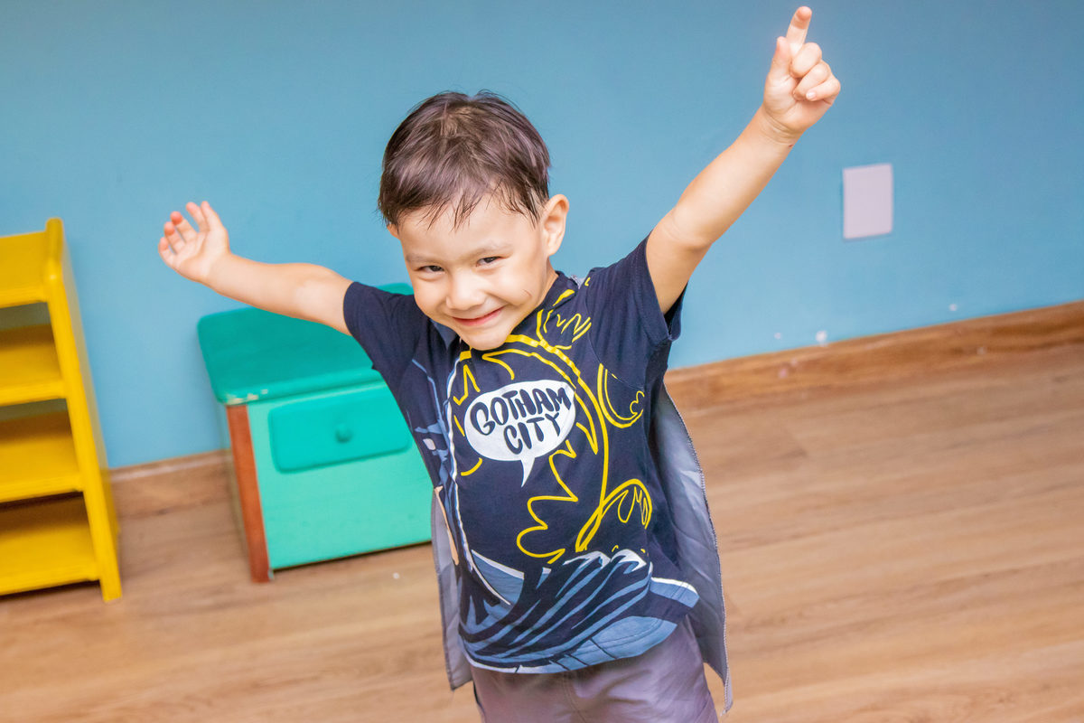 criança comemorando