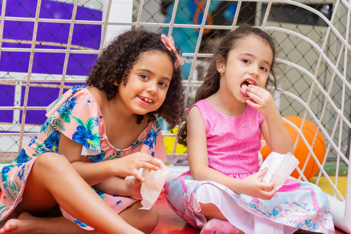 amigas na hora do lanche em aniversário