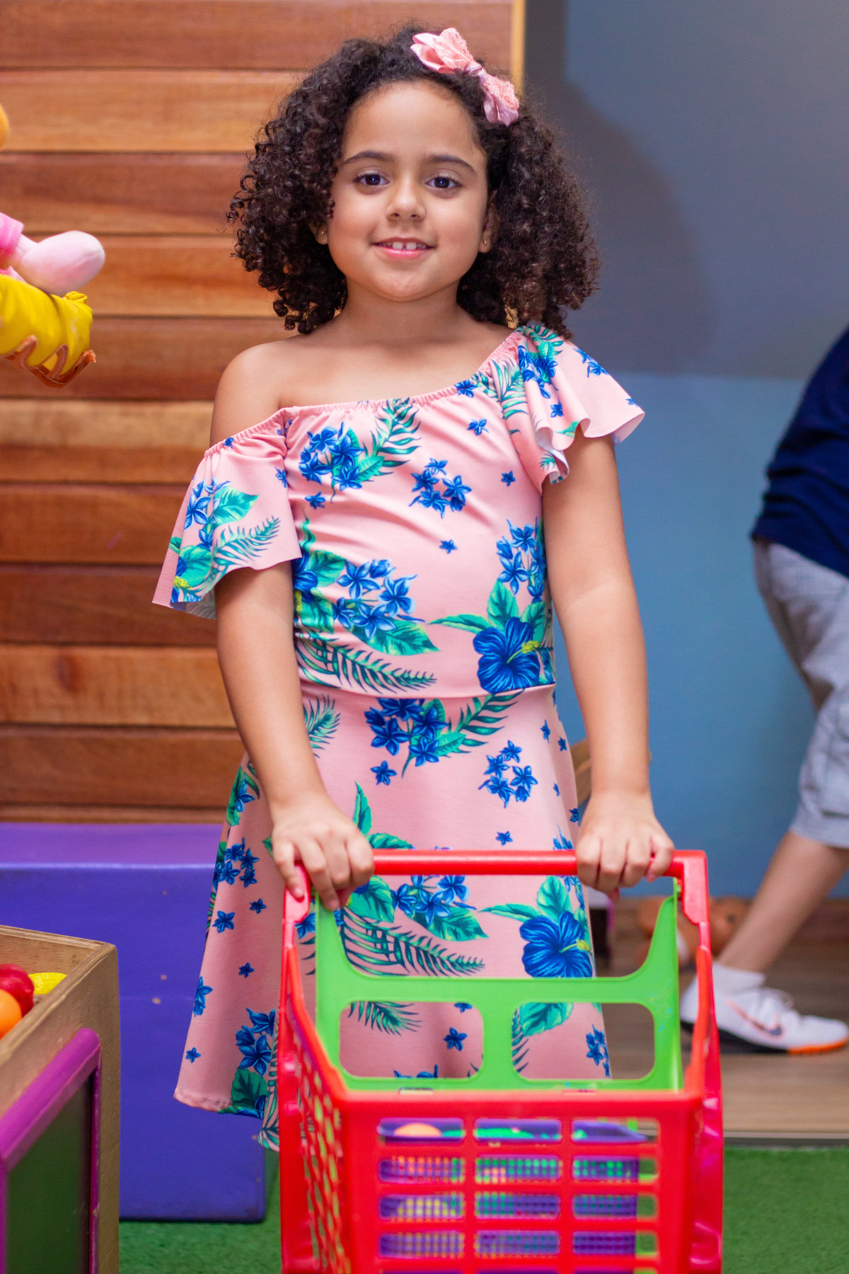 menina brincando de fazer compras