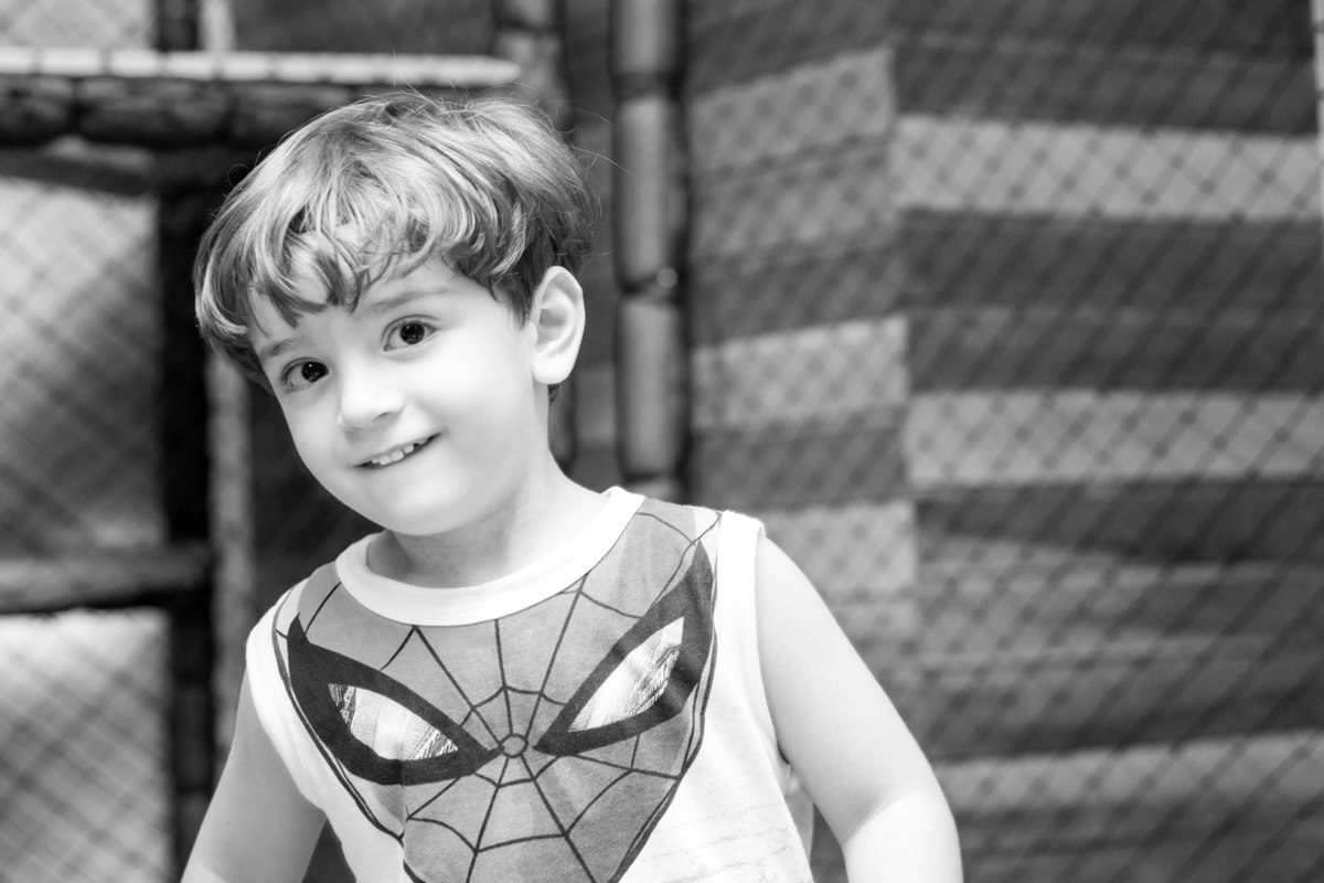 menino vestido de homem aranha em aniversário