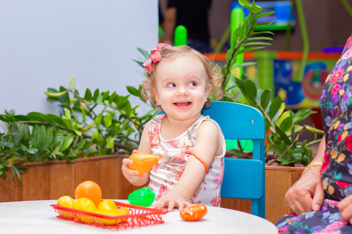 nenê brincando de cozinhar