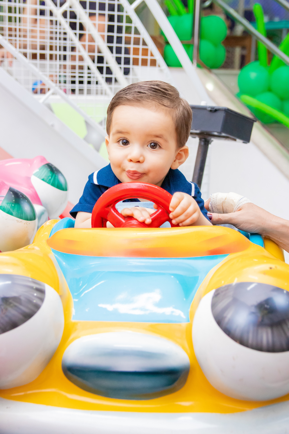 Aniversariante dirigindo em seu Aniversariante