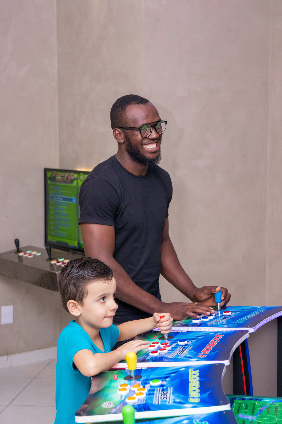 Convidados jogando video game