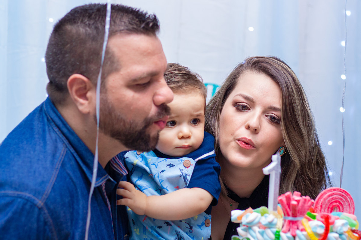 Aniversariante assoprando as velinhas