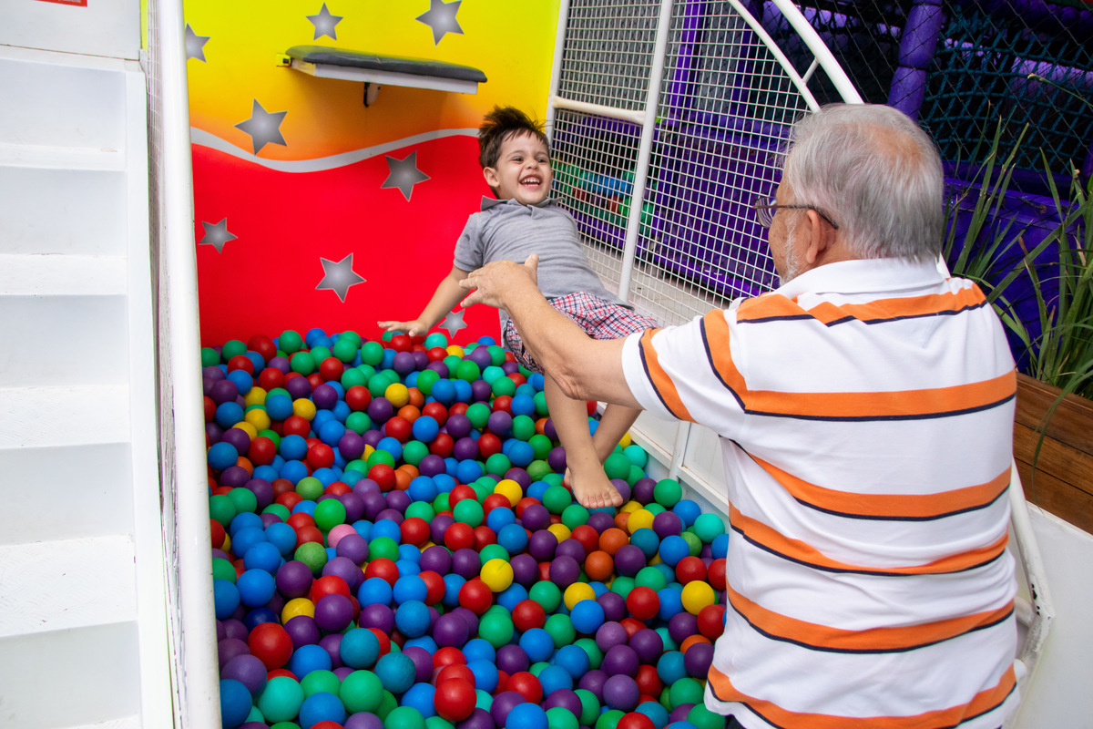 avô brincando com o neto no tomba legal