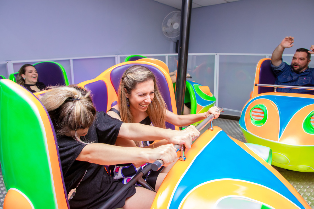 amigas rindo no gira gira