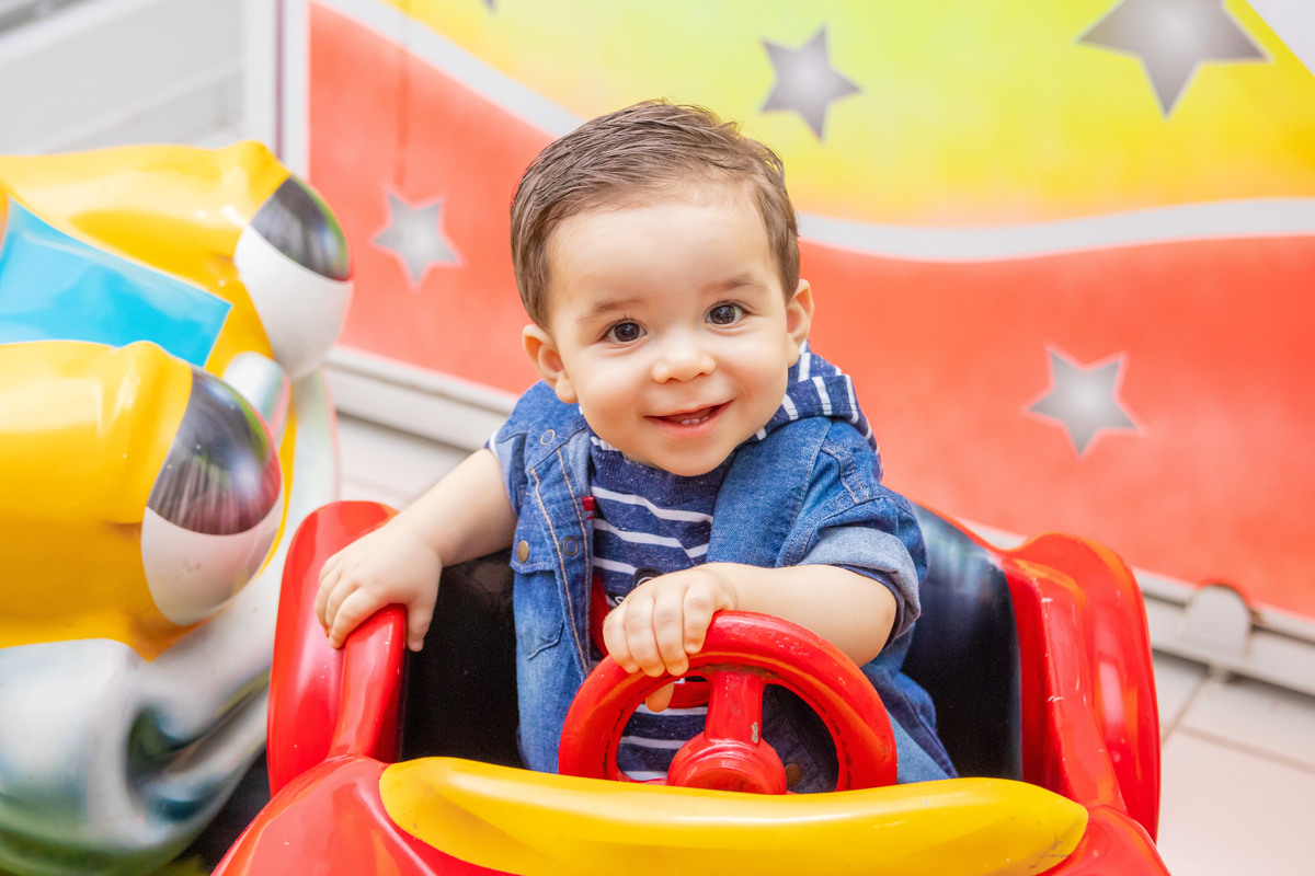 Aniversariante brincando de dirigir