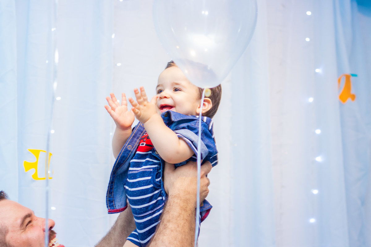 Aniversariante cantando parabéns 