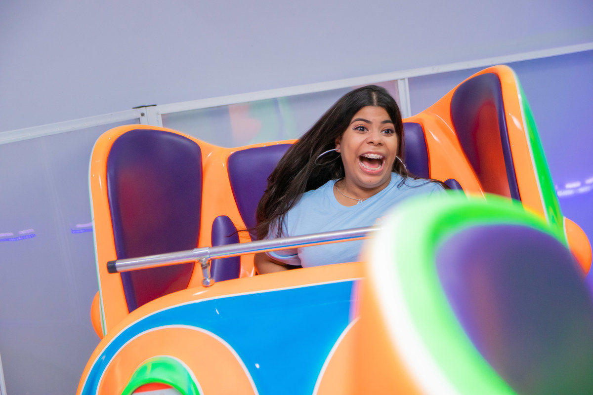 Buffet Zappteen Bauru, menina assustada no brinquedo crazy dance