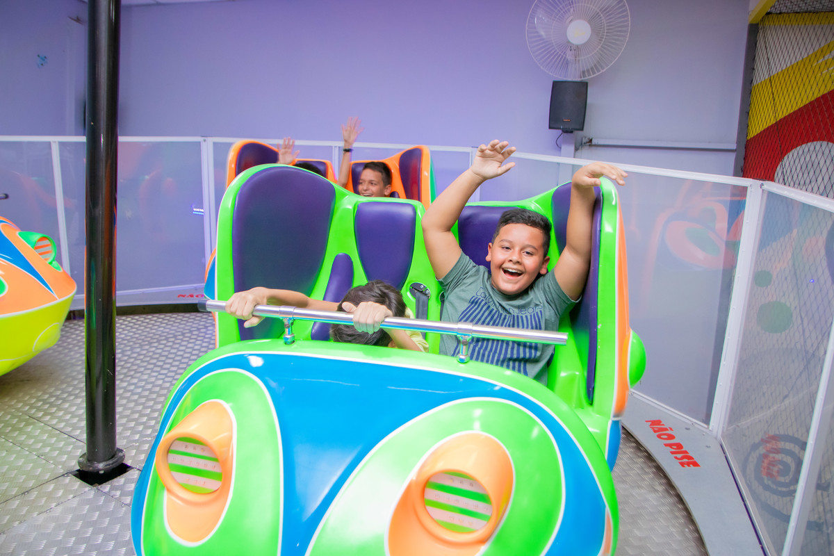 Buffet Zappteen Bauru, menino se divertindo no brinquedo crazy dance