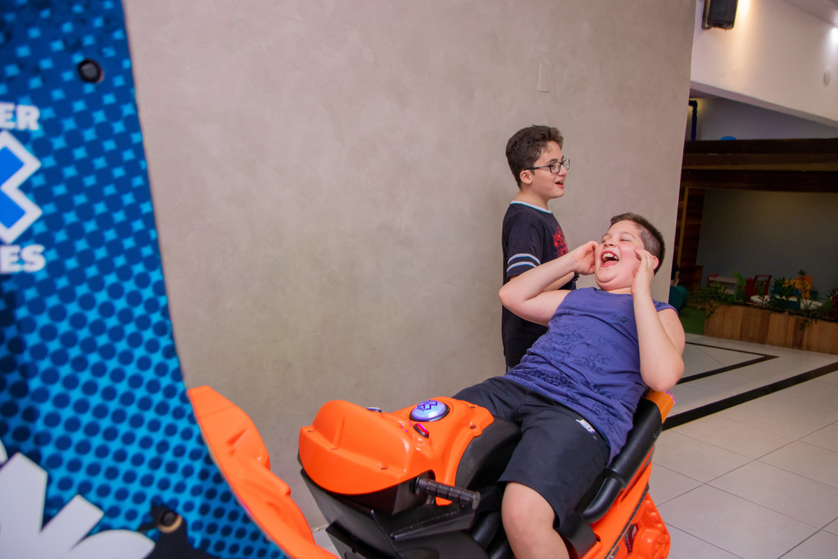 Buffet Zappteen Bauru, aniversariante brincando de dirigir moto em aniversário