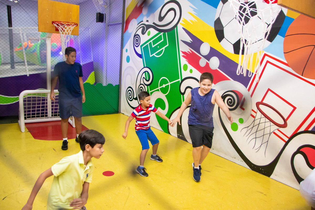 Buffet Zappteen Bauru, aniversariante e amigos jogando bola