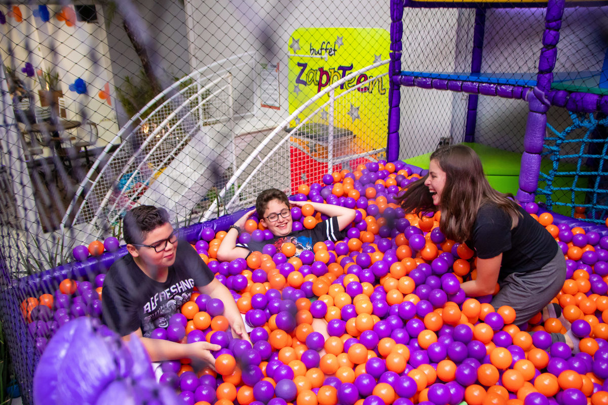 Buffet Zappteen Bauru, amigos brincando na piscina de bolinhas