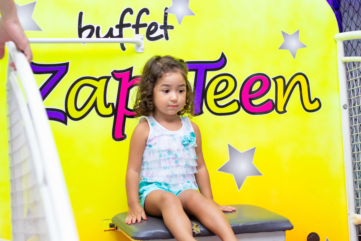 Buffet Zappteen Bauru, menininha brincando no tombo legal