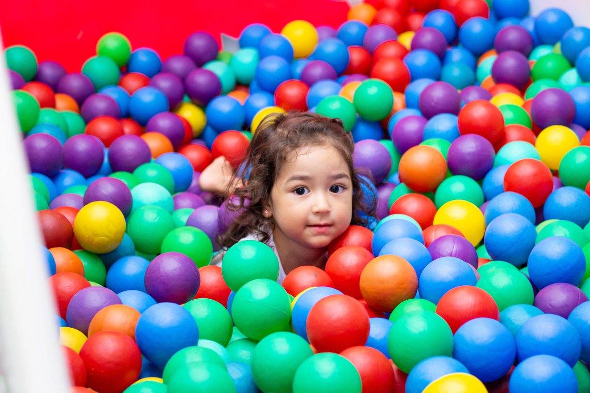 Buffet Zappteen Bauru, menina caindo do tombo legal em aniversário