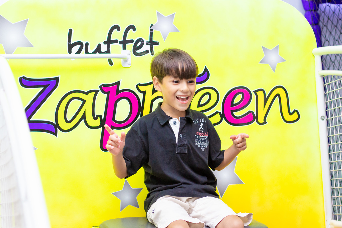 Buffet Zappteen Bauru, menino brincando no tombo legal em aniversário