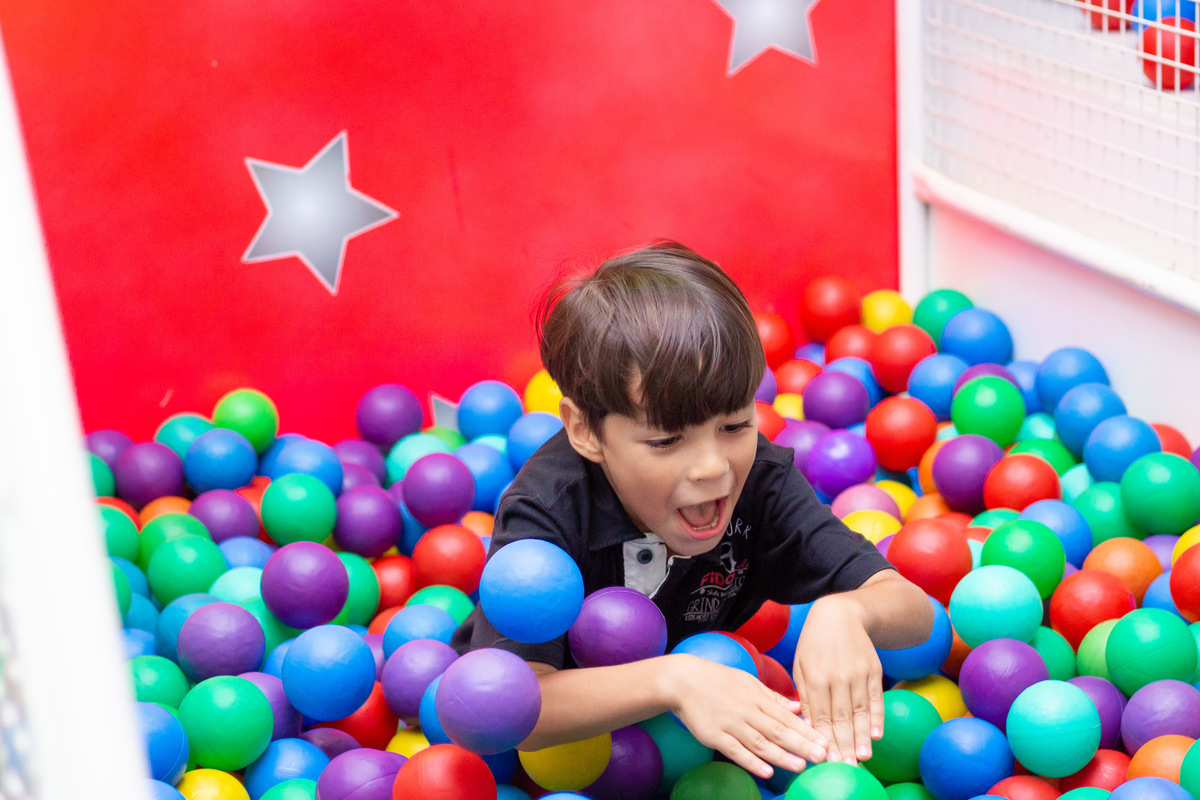 Buffet Zappteen Bauru, menino mergulhando na piscina de bolinhas em aniversário