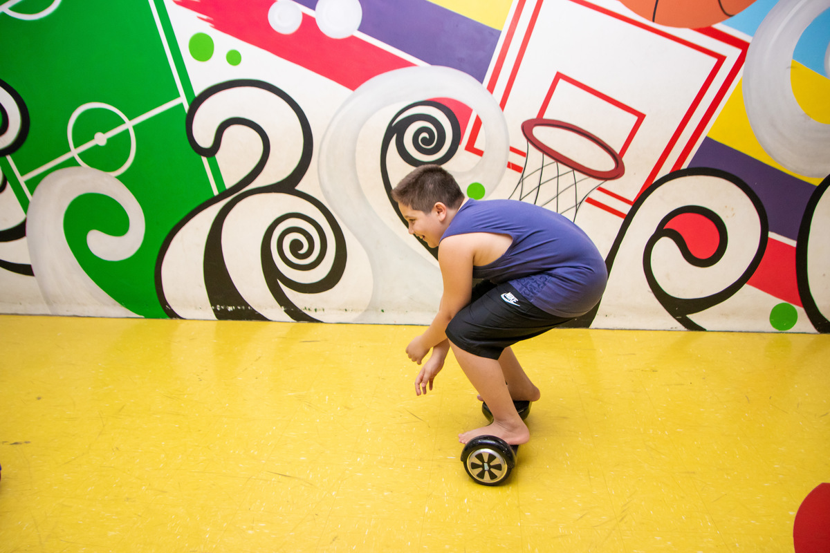 Buffet Zappteen Bauru, aniversariante brincando no hoverboard