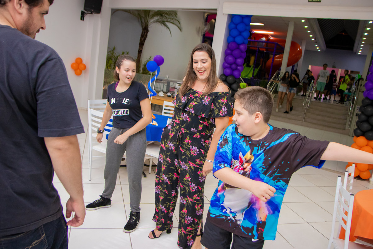 Buffet Zappteen Bauru, aniversariante dançando com sua mãe em aniversário